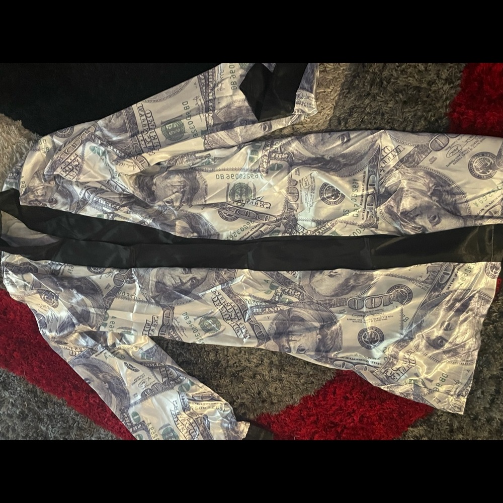 Robe - Picture 3 of 3